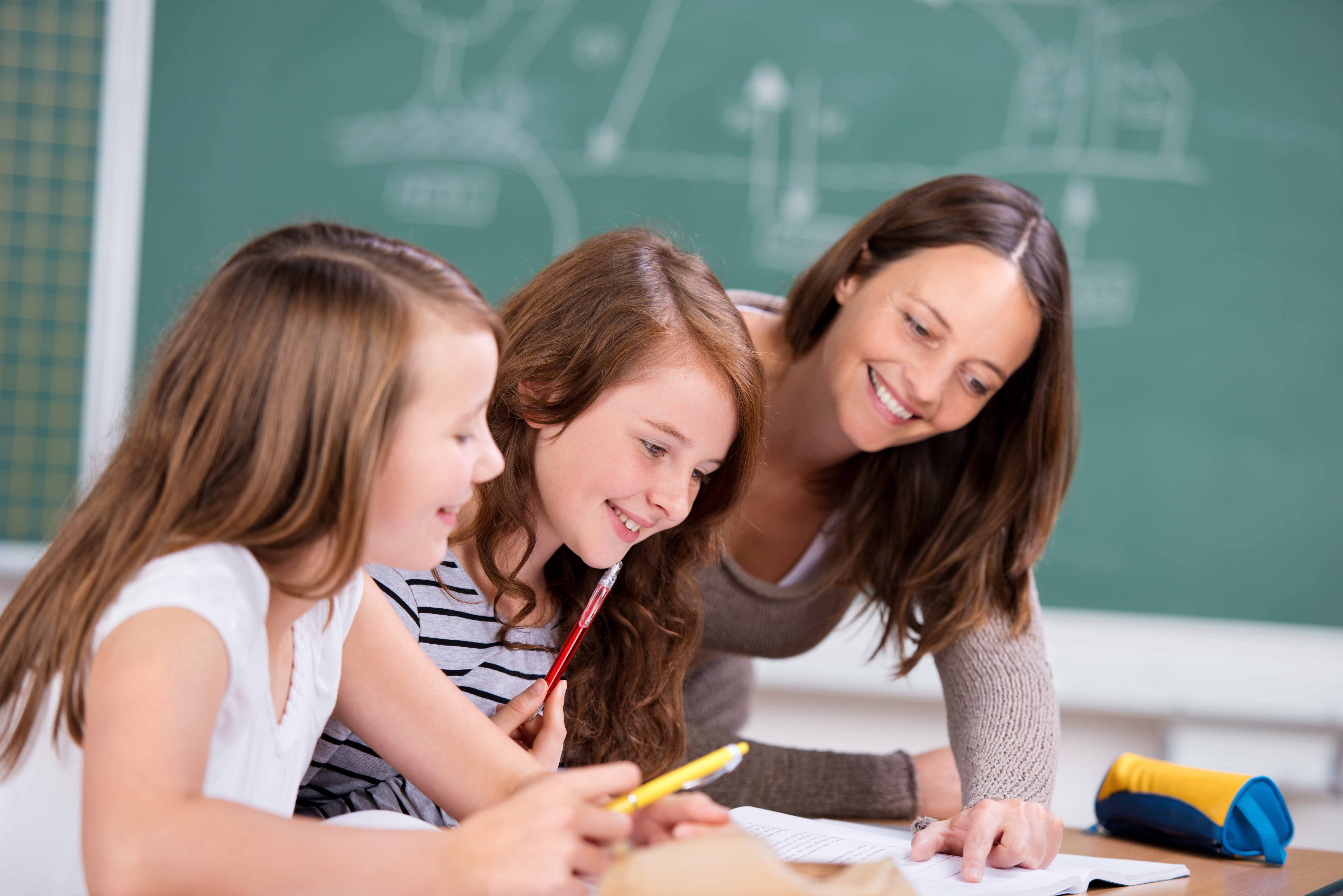 School teach. Дети в школе. Учитель объясняет ученику. Учитель в школе. Уроки учителя.